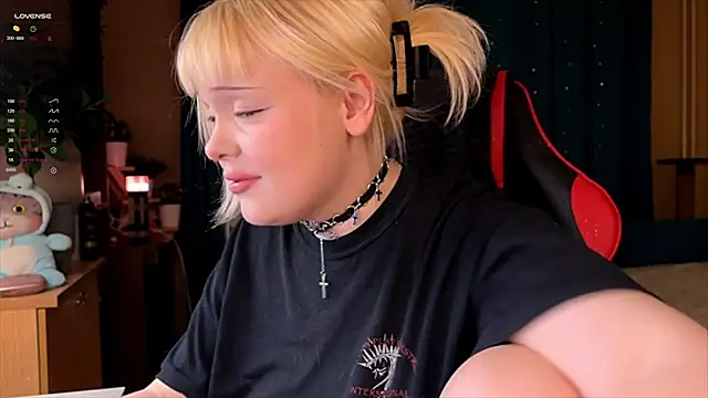 Snapshot of LisaLaas chatting on 10/09/25, 02:48 LisaLaas online show from 10/09/25, 02:48