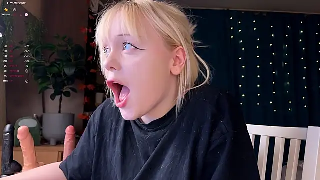 Snapshot of LisaLaas chatting on 11/22/25, 08:52 LisaLaas online show from 11/22/25, 08:52