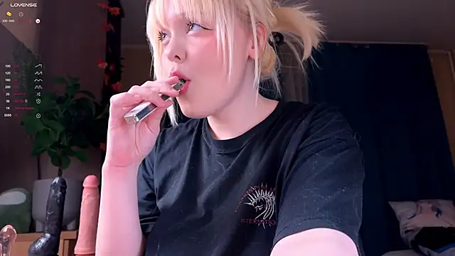 Snapshot of LisaLaas chatting on 12/13/25, 10:04 LisaLaas online show from 12/13/25, 10:04