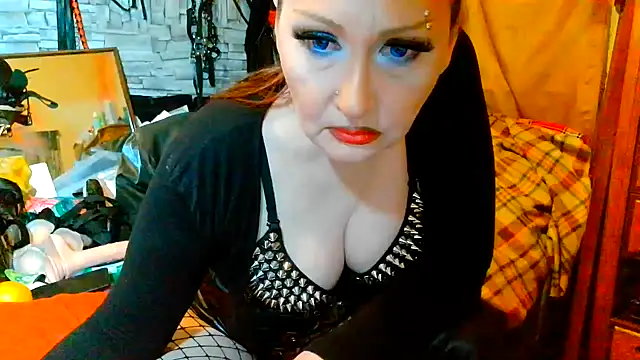 Snapshot of dominatrixredsonyja chatting on 05/15/26, 09:00 dominatrixredsonyja online show from 05/15/26, 09:00