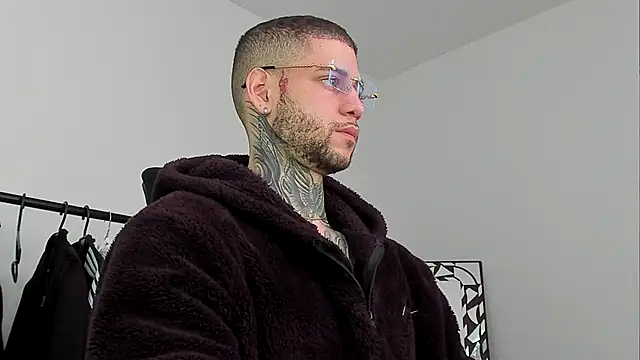  jamesleandros1 online show from 11/12/25, 12:27