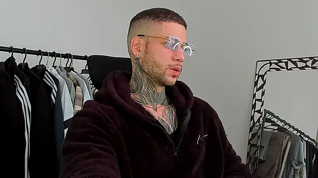  jamesleandros1 online show from 11/23/25, 02:28