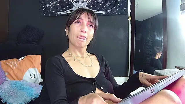 EvangelineCors online show from 11/07/25, 06:08