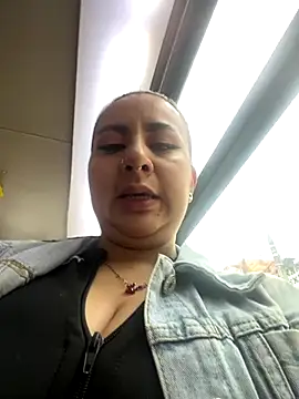 Abril Luv online show from 10/17/25, 12:19