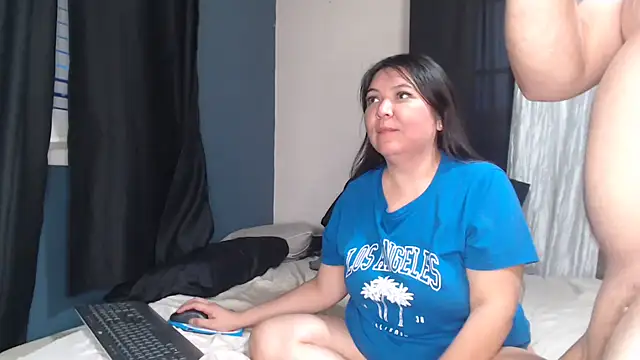 Snapshot of valhallacouple420 chatting on 09/19/25, 01:51 valhallacouple420 online show from 09/19/25, 01:51