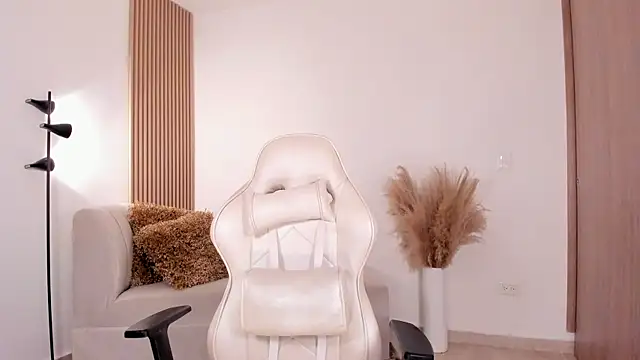 wandathompson  online show from 02/18/25, 05:21