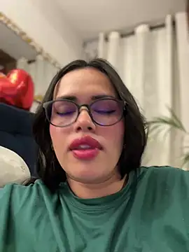 Snapshot of andra_rose chatting on 02/05/25, 11:06 andra rose online show from 02/05/25, 11:06