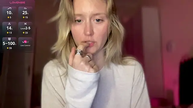 Snapshot of iilovetomatoes chatting on 10/29/25, 07:59 iilovetomatoes online show from 10/29/25, 07:59