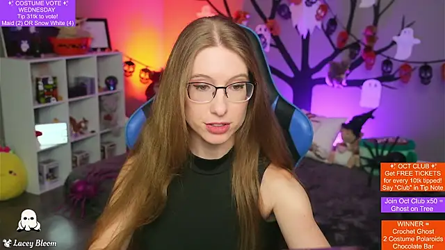 TheLaceyBloom online show from 10/22/25, 01:17