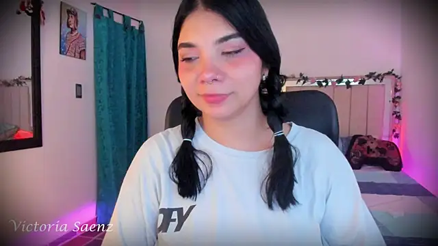 victoriaasaenz  online show from 12/17/25, 12:38