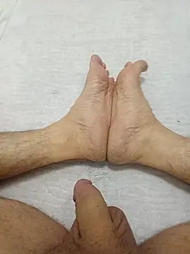 Snapshot of Hardapple01 chatting on 10/19/25, 07:20 Hardapple01 online show from 10/19/25, 07:20