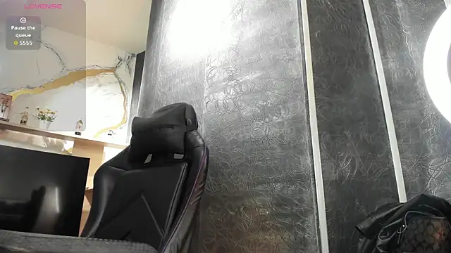 LunaBaker-1 online show from 10/31/25, 09:05