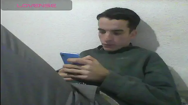 Snapshot of Tombgy07 chatting on 02/15/25, 08:22 Tombgy07 online show from 02/15/25, 08:22