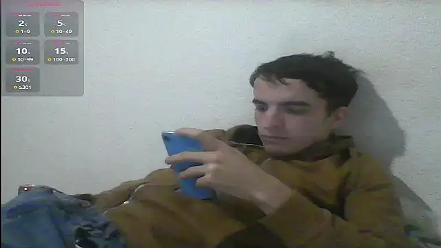 Snapshot of Tombgy07 chatting on 03/19/25, 08:32 Tombgy07 online show from 03/19/25, 08:32