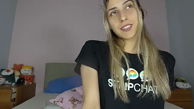 Snapshot of Chiara_2002 chatting on 06/07/26, 10:02 Chiara 2002 online show from 06/07/26, 10:02