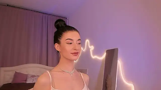 Snapshot of LauraCoy chatting on 07/07/26, 08:13 LauraCoy online show from 07/07/26, 08:13