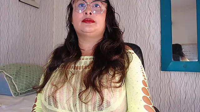 Snapshot of NadiaWhite chatting on 10/04/25, 11:52 NadiaWhite online show from 10/04/25, 11:52