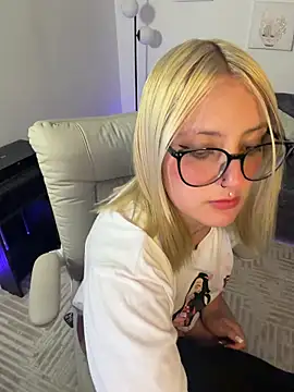 Snapshot of Megan_lu2 chatting on 04/22/26, 03:31 Megan lu2 online show from 04/22/26, 03:31