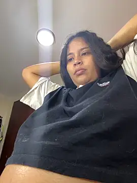 Snapshot of moncerrat_luna chatting on 10/17/25, 09:06 moncerrat luna online show from 10/17/25, 09:06