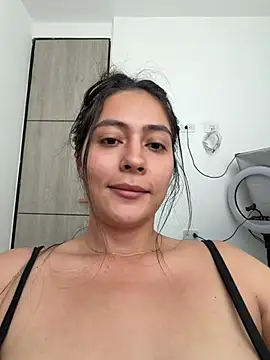 Snapshot of Sophie__Foxxx chatting on 05/17/26, 02:35 Sophie Foxxx online show from 05/17/26, 02:35