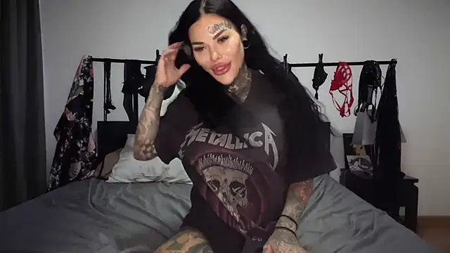 claudiacvc95 online show from 10/18/25, 02:58