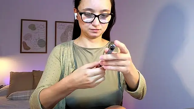 Snapshot of leyla_babe chatting on 12/18/24, 02:17 leyla babe online show from 12/18/24, 02:17