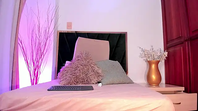 NoraDasilva online show from 03/21/25, 12:40