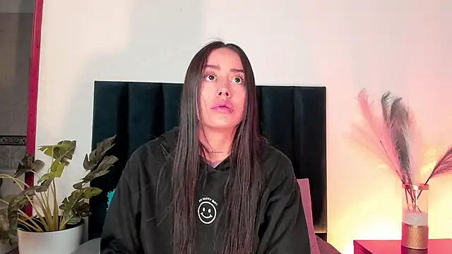 NoraDasilva online show from 10/08/25, 12:30