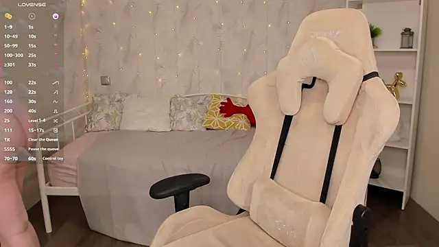 art lovee online show from 01/25/25, 07:49