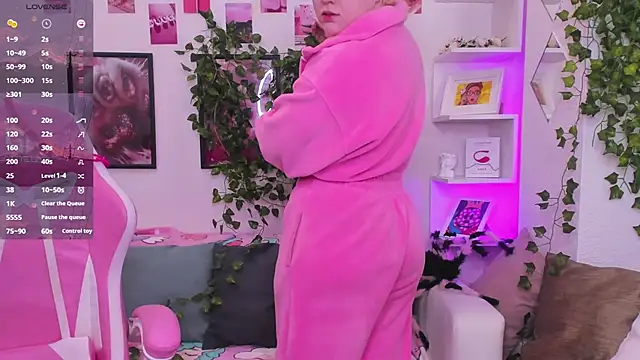 art lovee online show from 10/15/25, 02:11