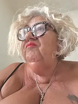 Snapshot of Merilulla chatting on 06/17/26, 11:45 Merilulla online show from 06/17/26, 11:45
