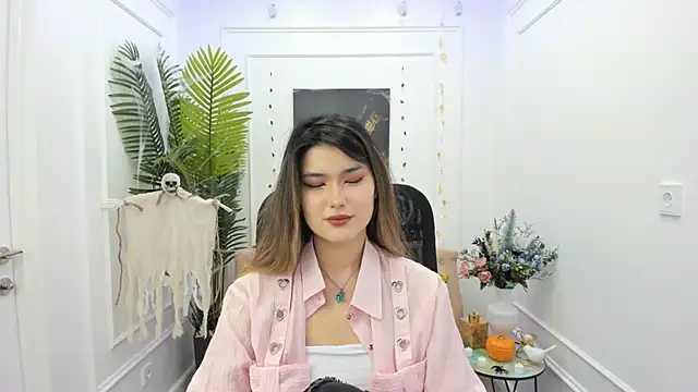 AnneTLi online show from 10/16/25, 03:18