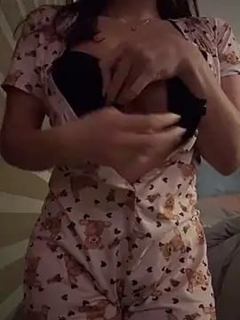 Snapshot of christhinna chatting on 10/28/25, 06:28 christhinna online show from 10/28/25, 06:28