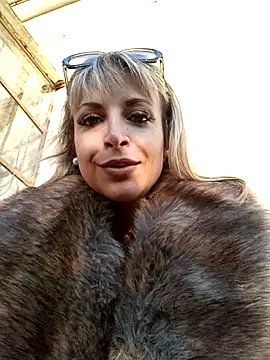 Snapshot of Cute_Anissa chatting on 03/18/25, 05:21 Cute Anissa online show from 03/18/25, 05:21