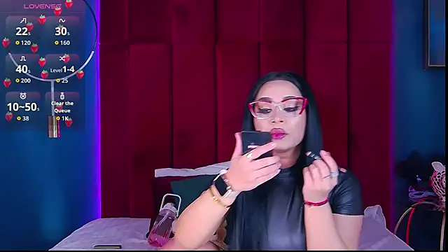 MadyLuxxx online show from 04/15/26, 06:37