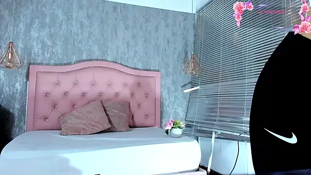 naomidibello online show from 07/21/26, 07:05