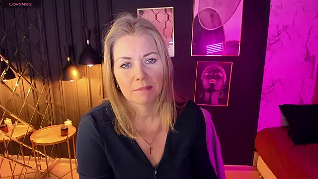 Annie Light online show from 02/04/25, 05:42