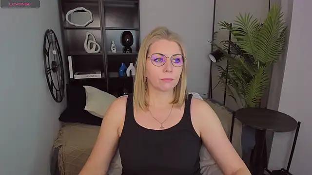 Annie Light online show from 03/21/25, 05:32