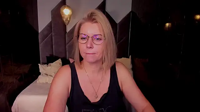 Annie Light online show from 10/16/25, 05:52