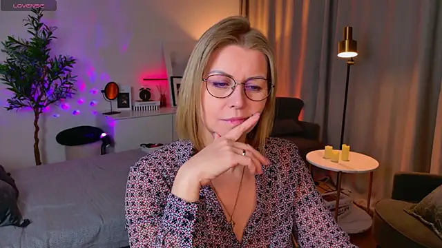 Annie Light online show from 04/28/26, 07:02
