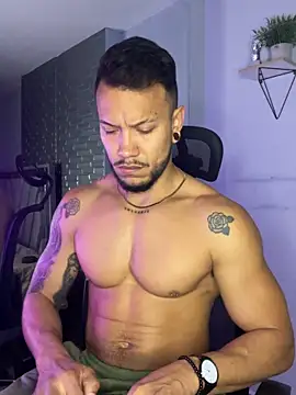 ARON TAYLER01 online show from 10/02/25, 10:22