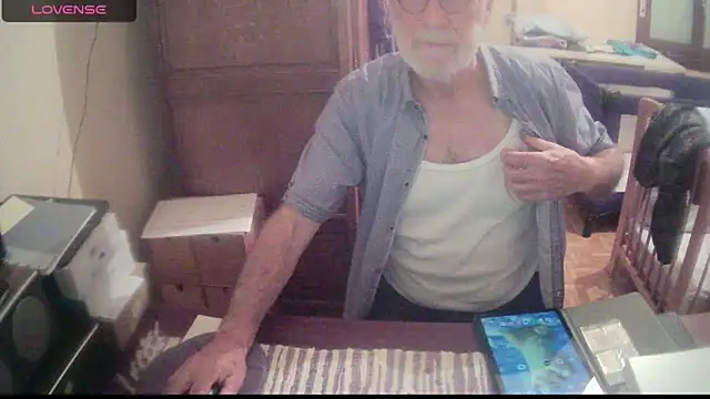 Snapshot of terrybare chatting on 03/05/25, 06:23 terrybare online show from 03/05/25, 06:23