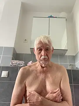 Snapshot of Steffibi1954 chatting on 10/31/25, 12:17 Steffibi1954 online show from 10/31/25, 12:17