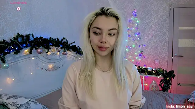 LillyMoure  online show from 12/15/25, 11:42