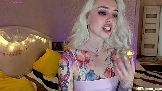 Snapshot of LillyMoure_ chatting on 07/02/26, 03:23 LillyMoure online show from 07/02/26, 03:23