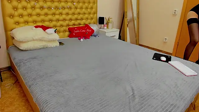 Snapshot of VeraWatts chatting on 12/28/24, 01:39 VeraWatts online show from 12/28/24, 01:39