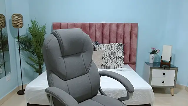 sophia hadid online show from 11/19/25, 08:20