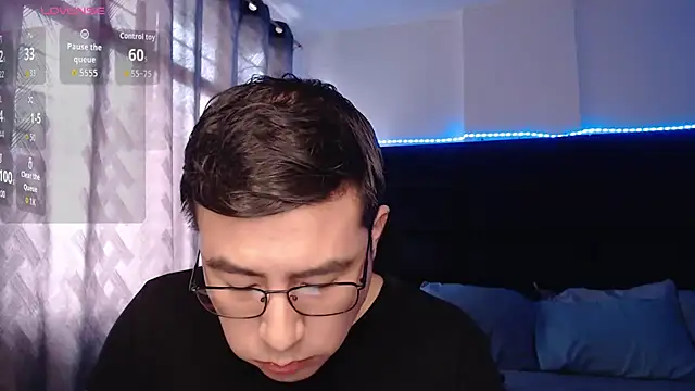 Snapshot of andrewmhilton_ chatting on 05/04/26, 04:58 andrewmhilton online show from 05/04/26, 04:58