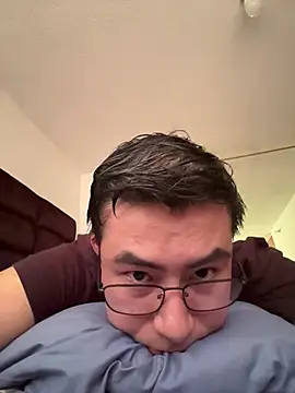 Snapshot of andrewmhilton_ chatting on 05/19/26, 05:08 andrewmhilton online show from 05/19/26, 05:08