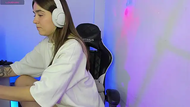 Snapshot of _alicerosse2 chatting on 10/21/25, 04:13 alicerosse2 online show from 10/21/25, 04:13